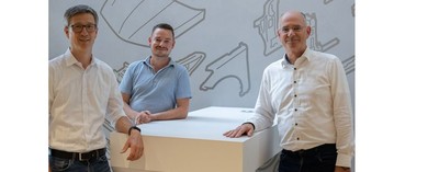 Prof. Dr.-Ing. André Böhm (Hochschule Esslingen) mit DAT-Vertretern Moritz Weiss und Dr.-Ing. Thilo Wagner