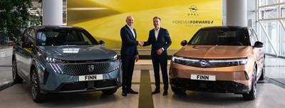 Paul Nobis, Senior Vice President Fleet bei Finn (l.) und Florian Huettl, Managing Director Stellantis Germany, beim Handshake zum Ausbau der Partnerschaft.