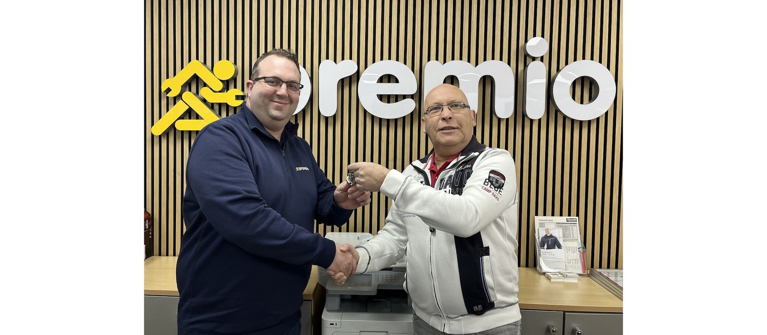 René Schroeder (l.) übernimmt Reifen Baack von Norbert Wiegert.