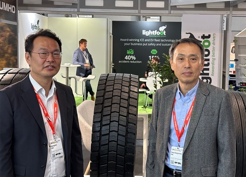 Kumho mit Woongchul Shin (l.) und Tony Lee war in Halle 14/15 anzutreffen.