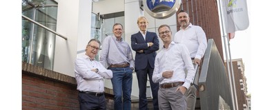 Circtec-CEO Allen Timpany (m.) vertraut bei der neuen Anlage auf die Dienste von Bilfinger Engineering BeNe und die Expertise von Marcel Papenhove (l.), Mick Modderman (2.v.l.), Kevin Pieterse (2.v.r.) und Wouter van den Ham (r.). 