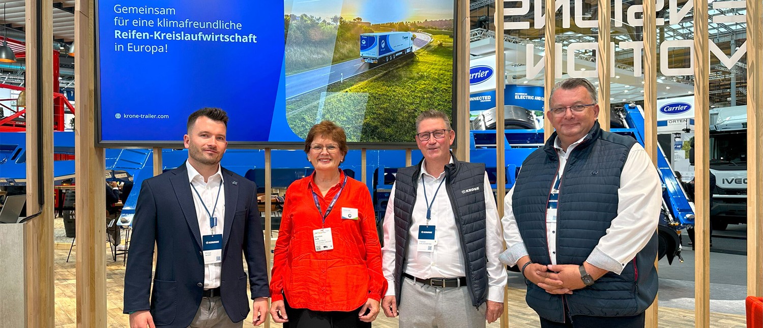 Philipp Sander (Krone-Nachhaltigkeitsmanager), Christina Guth von AZuR, Thorsten Schuckenböhmer (ECR Solutions) und Krone-Geschäftsführer Ralf Faust auf der IAA Transportation 2024.