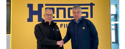 Sind vom gegenseitigen Nutzen ihrer Partnerschaft überzeugt: Jan Knoll, geschäftsführender Vorstand der Motoo eG (l.), und Hengst-Gebietsverkaufsleiter Dirk Rose. 