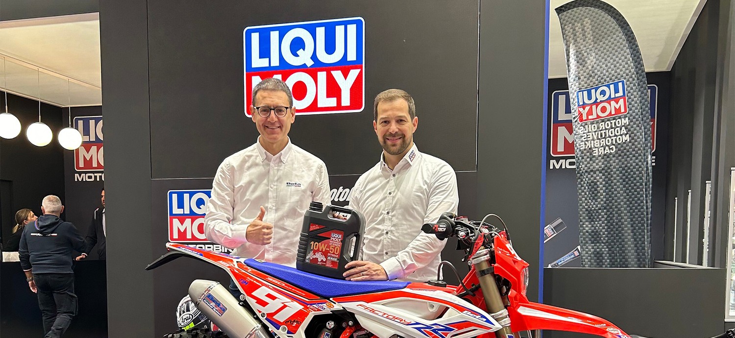 Stefano Soldani, Vertriebs- und Marketingmanager von Betamotor (l.), und Markus Kastner, Business Development Zweirad bei Liqui Moly, kommunizierten auf der EICMA eine Verlängerung ihrer Zusammenarbeit. 