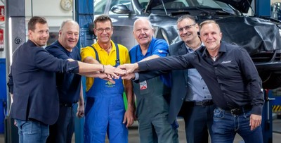 FabuCarfix (v.l.n.r.): Peter Bredol (ZDK), Detlef Peter Grün (ZDK), die “Autodoktoren” Holger Parsch und Hans-Jürgen Faul, Markus König (DAT) und Lars Faust (FabuCar).
