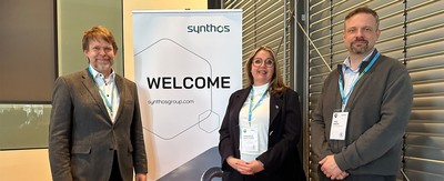 Gastgeber des diesjährigen AZuR-Partnertreffens (v.l.n.r.): Dr. Malte Wohlfahrt (R&D Director), Marjolein Groeneweg (Global Marketing & Sustainability Director) und Yves Eibeck (Geschäftsführer) von Synthos.