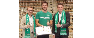  Freuen sich über das weitere Engagement bei Frisch Auf: Tobias Dannenmann (l.) und Siegfried Müller (r.) von Zeller+Gmelin mit Göppingen-Trainer Ben Matschke (m.).