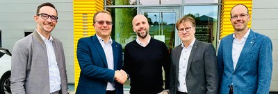 Sven O. Arnegger und Marko Schneider von der Schneider Gruppe sowie die Mazda-Verantwortlichen Stefan Kampa, Tilo Tanski und Klaus Eck.